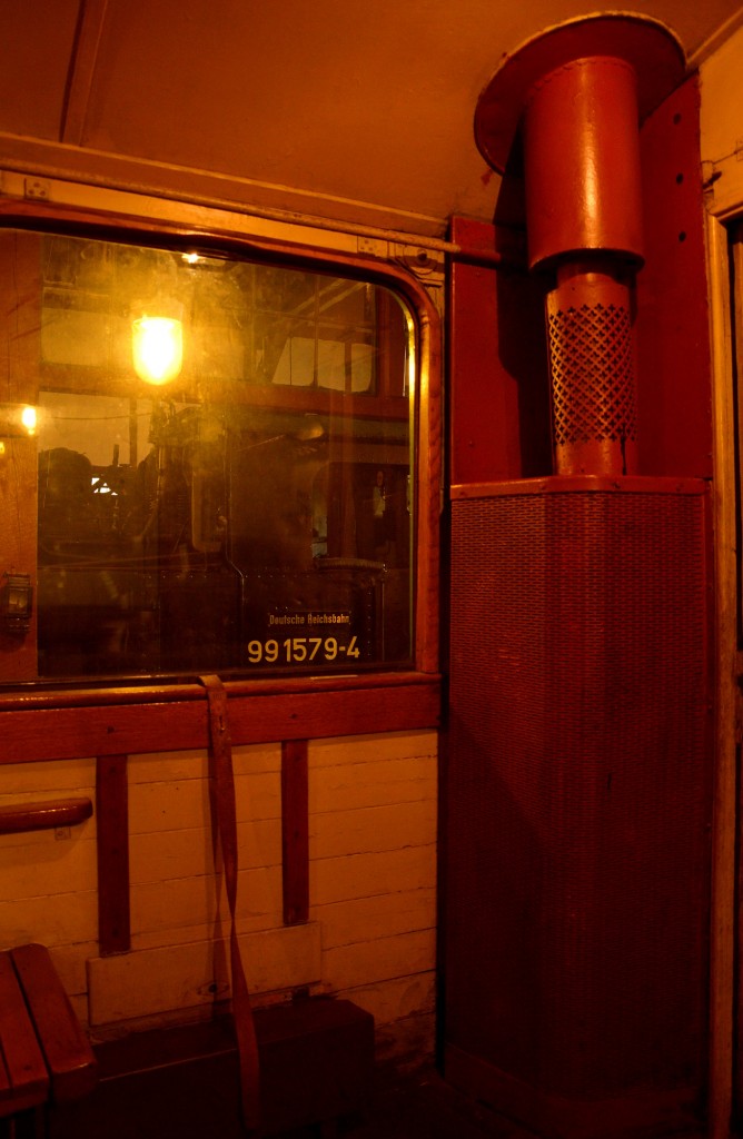 Blick durch das Fenster des 970-328 auf 99 579 in Rittersgr�n am 23.10.2015