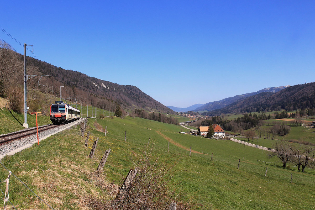 Blick durch den Jura Bernois (Berner Jura) und die Strecke nach La Chaux-de-Fonds bei Renan (Kanton Bern). Ankunft eines NPZ Domino aus Biel. 23.April 2021