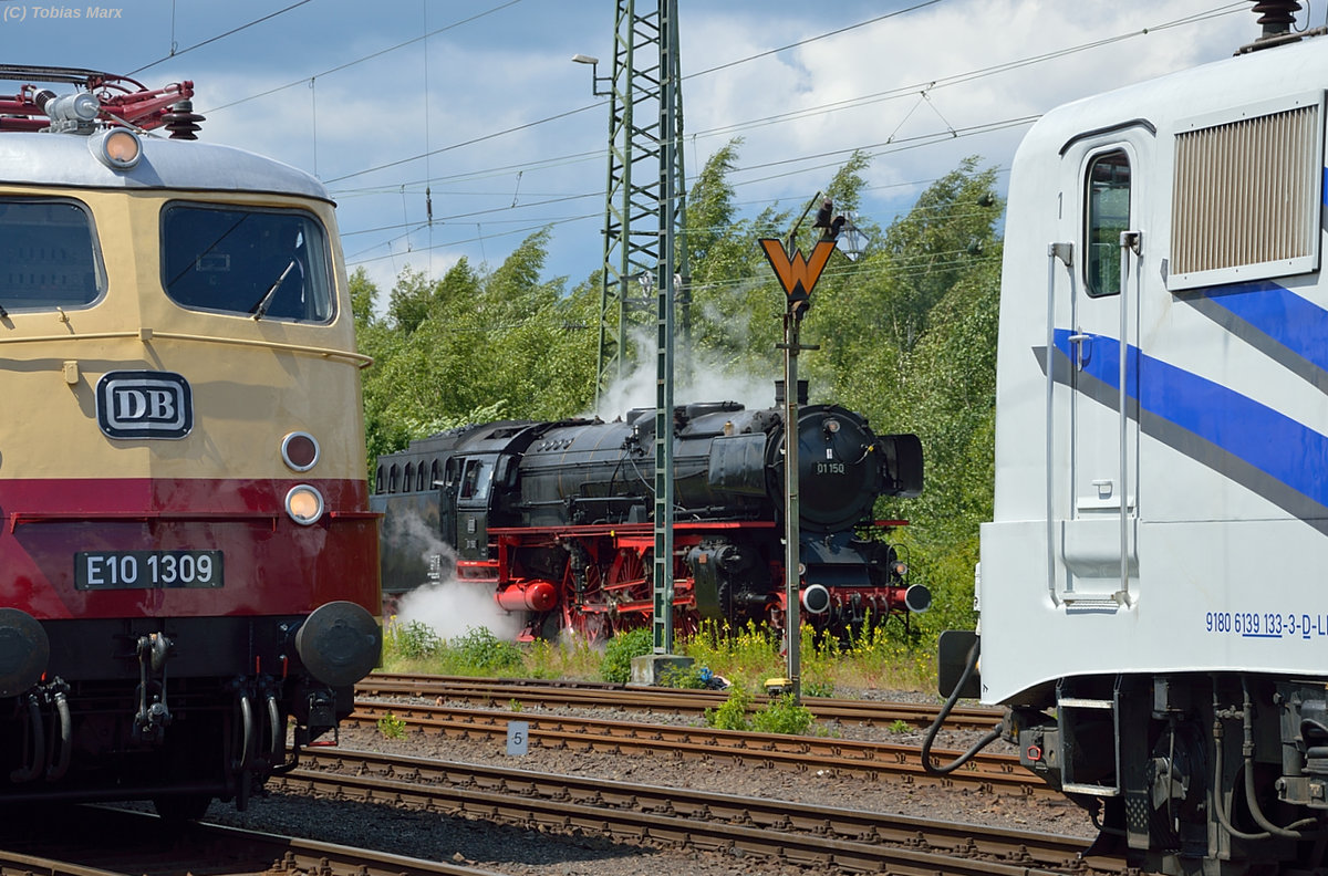 Blick durch die Mitte bei der Lokaufstellung zur Lokparade in Koblenz. 01 150 gerade beim abschlammen, während links E10 1309 und rechts 139 133 auf ihre überfahrt der Lokparade warten. Ich gehörte zur Lokbesatzung der 141 228 beim Sommerfest, daher konnte ich mit Warnweste dort fotografieren.