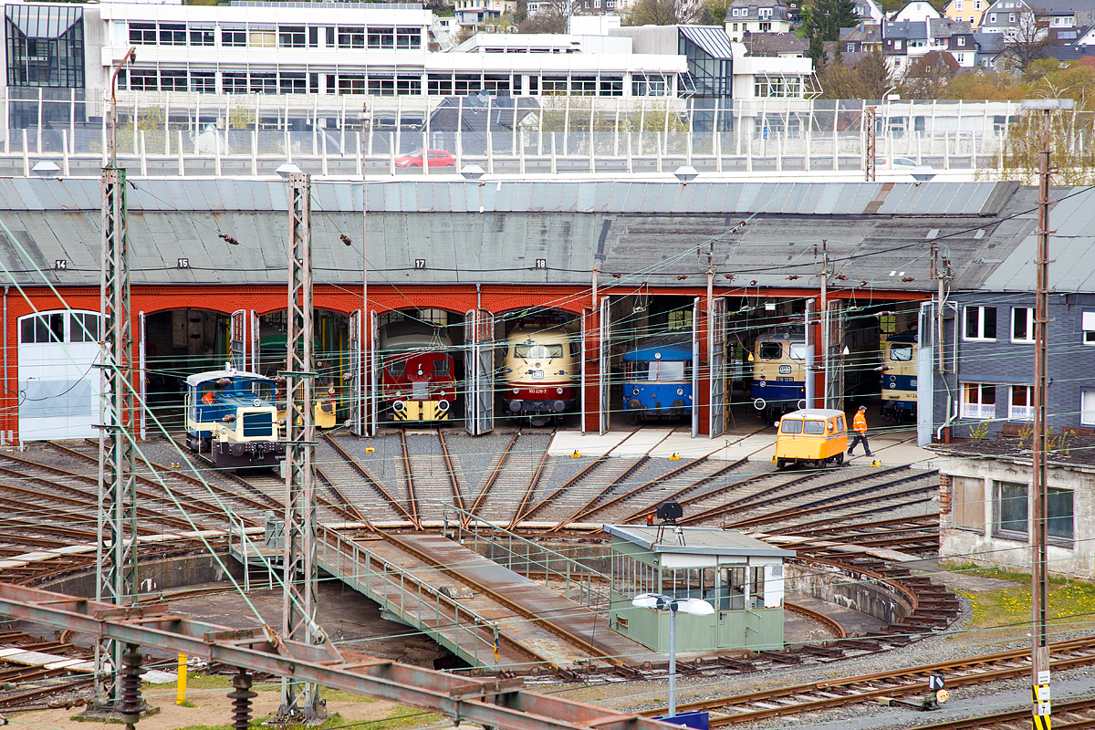 Blick vom Parkdeck der City Galerie auf die offene Tore des Siegener Ringlokschuppens, hier befindet sich das Sdwestflische Eisenbahnmuseum, wo am 23.04.2017 Museumstag war.