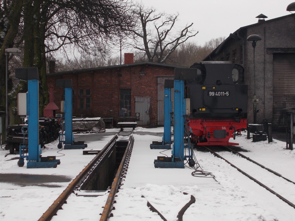 Blick in die Putbuser Einsatzstelle,am 17.Januar 2016,wo nur die 99 4011 in der eisigen K�lte stand.