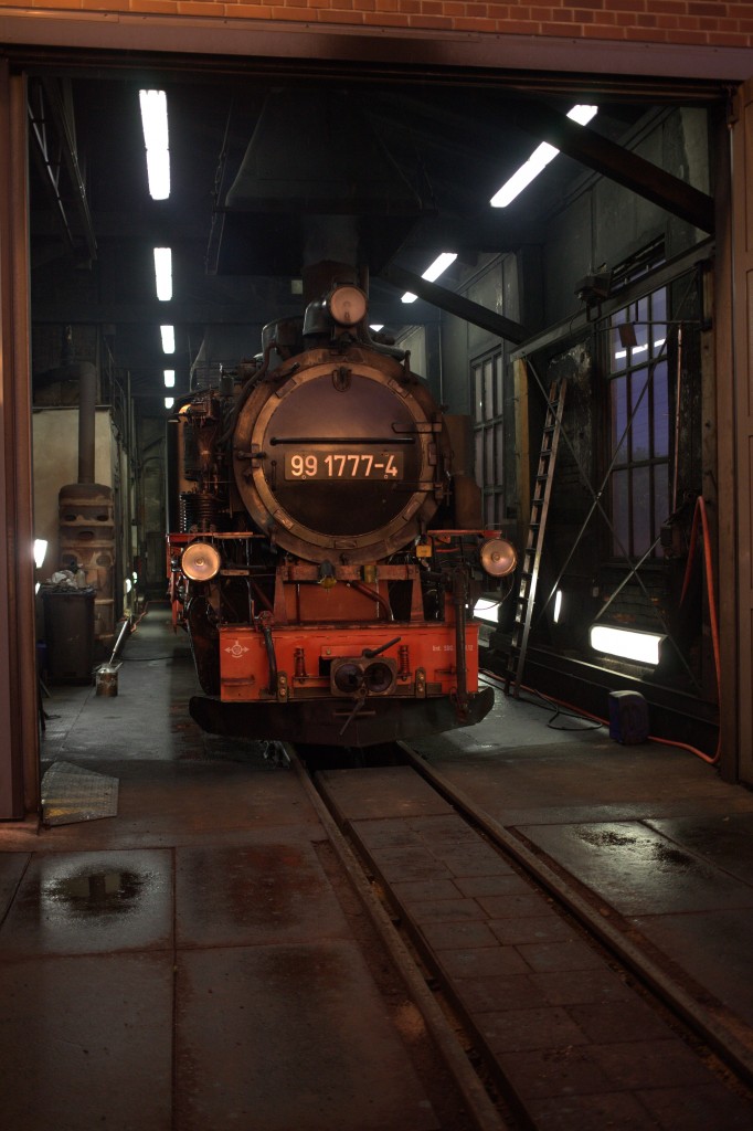 Blick in den Schuppen, Ausschnitt aus einer gro�en Festbrennweitenaufnahme.
Radebeul Ost.05.05.2015 20:29 Uhr.