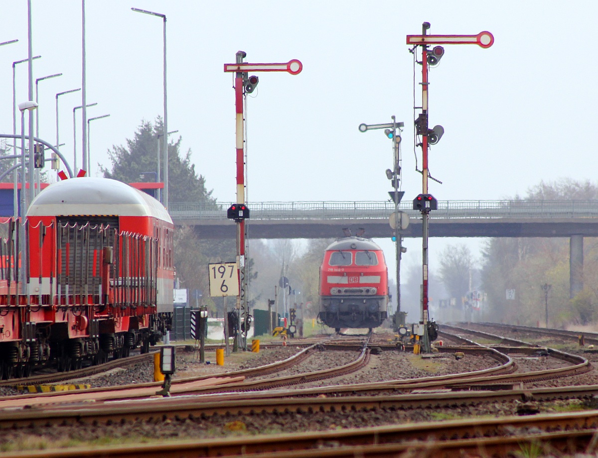 Blick vom Stellwerk Niebüll Ks Richtung Westen...zwei abgestellte unbekannte Zwoachtzehner und ein Bomd277 samt SyltShuttle warten auf ihre Einsätze. Niebüll 14.04.2015