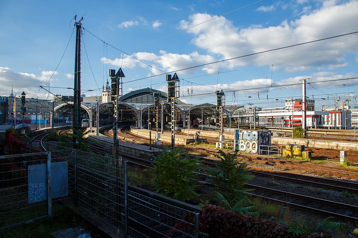 Blick von Südosten auf den Hauptbahnhof Köln am 08.10.2021. 

Der Kölner Hauptbahnhof ist der wichtigste Eisenbahnknoten von Köln und liegt im Stadtzentrum neben dem Kölner Dom. Mit täglich insgesamt 318.000 Reisenden und Besuchern sowie rund 1200 An- und Abfahrten zählt er zu den meistfrequentierten Fernbahnhöfen der Deutschen Bahn. Der Durchgangsbahnhof mit seinen elf Gleisen, ist einer der Knotenpunkte des europäischen Fernverkehrs. Von seiner südöstlichen Ausfahrt führt die Bahntrasse in einer engen Kurve auf die Hohenzollernbrücke über den Rhein nach Deutz auf der rechtsrheinischen Seite.

Vom Empfangsgebäude besteht Zugang zum innerstädtischen Verkehr der Stadtbahn Köln über die beiden U-Bahnhöfe Dom/Hauptbahnhof und Breslauer Platz/Hauptbahnhof der Kölner Verkehrs-Betriebe (KVB), die mit der S-Bahn zum Verkehrsverbund Rhein-Sieg (VRS) gehören. Der Bahnhofsvorplatz gilt als Teil der Domumgebung, über ihn gibt es einen direkten Treppenzugang (auch per Lift) zum Kölner Dom und auf die ihn umgebende Domplatte.

Köln verfügt auf beiden Seiten des Rheins über Fernverkehrstrecken. Daher bildet der am linksrheinischen Ufer gelegene Hauptbahnhof mit dem am rechtsrheinischen Ufer gelegenen Bahnhof Köln Messe/Deutz eine Einheit und ist mit diesem über die Hohenzollernbrücke verbunden. Im Hauptbahnhof treffen sich Fernverkehrszüge aus dem Ruhrgebiet, Süddeutschland, der Schweiz, den Niederlanden und Belgien. Köln Messe/Deutz (tief) bindet zwei weitere rechtsrheinische Intercity-Express-Linien an. 