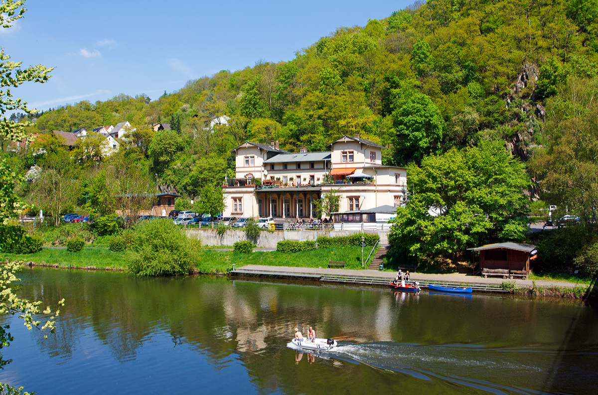 
Blick über die Lahn auf das Empfangsgebäude vom Bahnhof Balduinstein, an der KBS 625 - Lahntalbahn (km 61,4), am 05.05.2013.

Das spätklassizistische Bahnhofsgebäude entstand nach Plänen des Diezer Architekten Heinrich Velde, der auch zahlreiche weitere Bauten entlang der Bahnstrecke entwarf. Der zweigeschossige Bau wurde mit dreigeschossigen Eckbauten und laubenartiger Vorhalle sehr großzügig ausgeführt. Erzherzog Stefan Franz Viktor von Österreich, der sich seit 1850 in seine anliegende Grafschaft Holzappel zurückgezogen hatte, wünschte ein repräsentatives Empfangsgebäude für seine Gäste auf der soeben neu gestalteten Schaumburgund war in dieser Sache beim regierenden Adolph von Nassau vorstellig geworden.

Das für die herzoglichen Gäste vorgesehene  Fürstenzimmer , welches über einen eigenen Eingang vom Bahnhofsvorplatz sowie Bahnsteigzugang verfügte, erwies sich mit 15 Quadratmeter Grundfläche spätestens im Sommer 1863 als zu klein. Erzherzog Stefan bat daraufhin darum, auch  das Eckzimmer des ersten Stockes  als Warteraum für seine Gäste nutzen zu dürfen. Heutzutage wird das  Fürstenzimmer  als regulärer Bahnsteigzugang für alle Fahrgäste genutzt.

Am 9. September 1991 wurde das Bahnhofsgebäude in die Denkmalliste des Landes Rheinland-Pfalz aufgenommen. Die Kreisverwaltung des Rhein-Lahn-Kreises teilte dazu mit, der Bahnhof Balduinstein sei  ein Zeugnis des künstlerischen Schaffens und des technischen Wirkens [.....] im Lahntal . Zudem sei das Gebäude  kennzeichnendes Merkmal  des Ortes, an der Erhaltung und Pflege bestehe aus städtebaulichen wie künstlerischen Gründen öffentliches Interesse. 