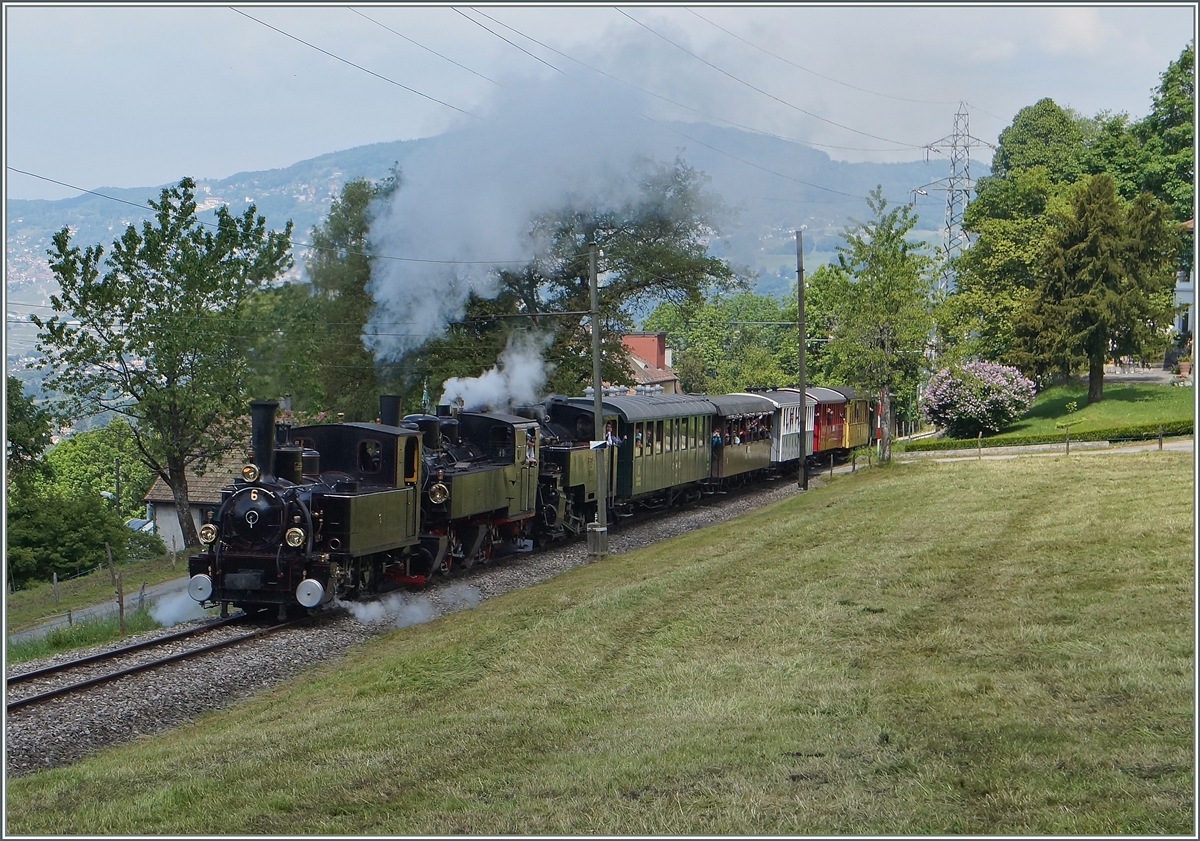 BLONAY-CHAMBY PINGSTFESTIVAL 2015: Ein der vielen Zge wurde gleich mit drei Dampfloks gezogen, hier kurz vor Chaulin.
Die sechs Wagen waren sehr gut besetzt und in Chaulin wurdes es dann richtig voll.
25. Mai 2015