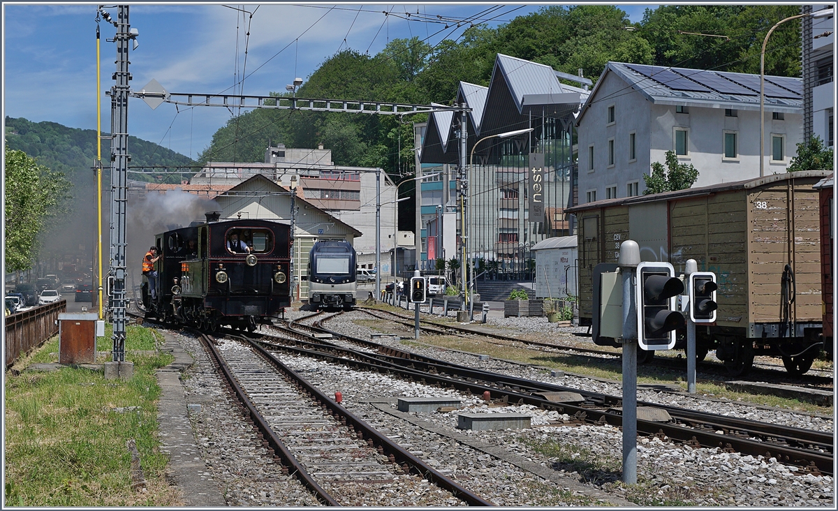 Blonay-Chamby Schweizer Dampffestival 2019: für den von Vallorbe kommenden Dampfextrazug fur die Blonay-Chamby Bahn einen entsprechenden Anschlusszug von und nach Vevey; das Bild zeigt die beiden dafür eingesetzten G3/3 N°6 und HG 3/4 ° N* 3 beim Manöver in Vevey. Im Hintergrund ist ein MOB Alpina zu entdecken.

8. Juni 2019