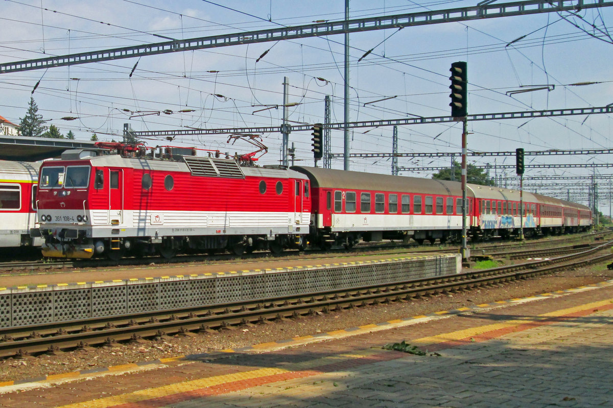 Blonski 361 108 treft am 31 Mai 2015 mit ein Rychlyk in Bratislava hl.st. ein.