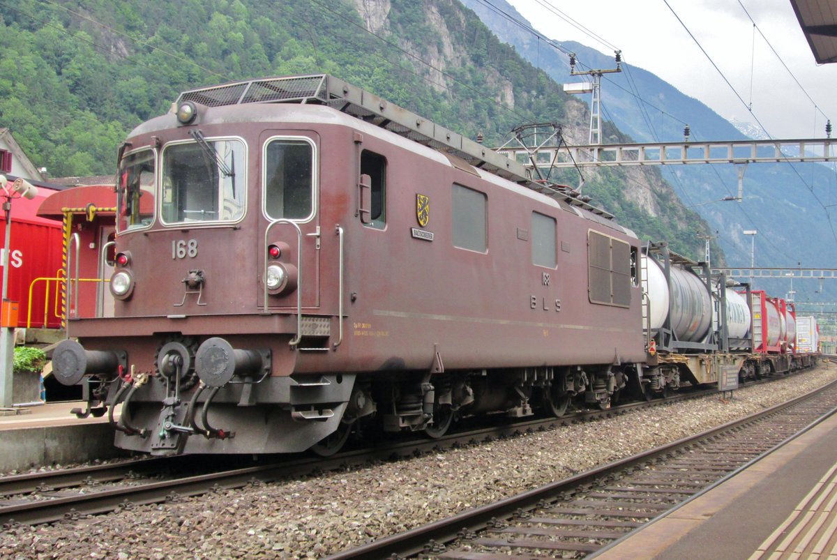 BLS 168 schiebt ein KLV in Erstfeld am 6 Juni 2015. 