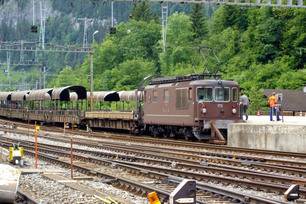 BLS 173 steht am 28 Mai 2002 in Kandersteg.