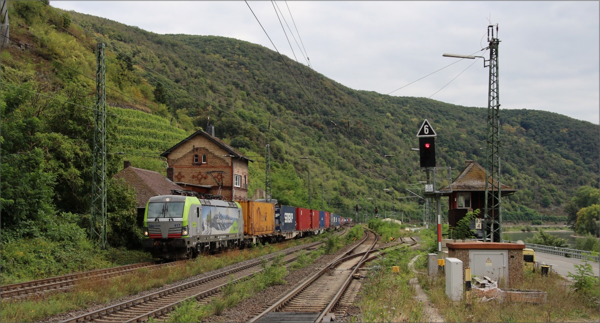 BLS 193 417 mit Containerzug in Richtung Norden am 16.09.21 in Kaub