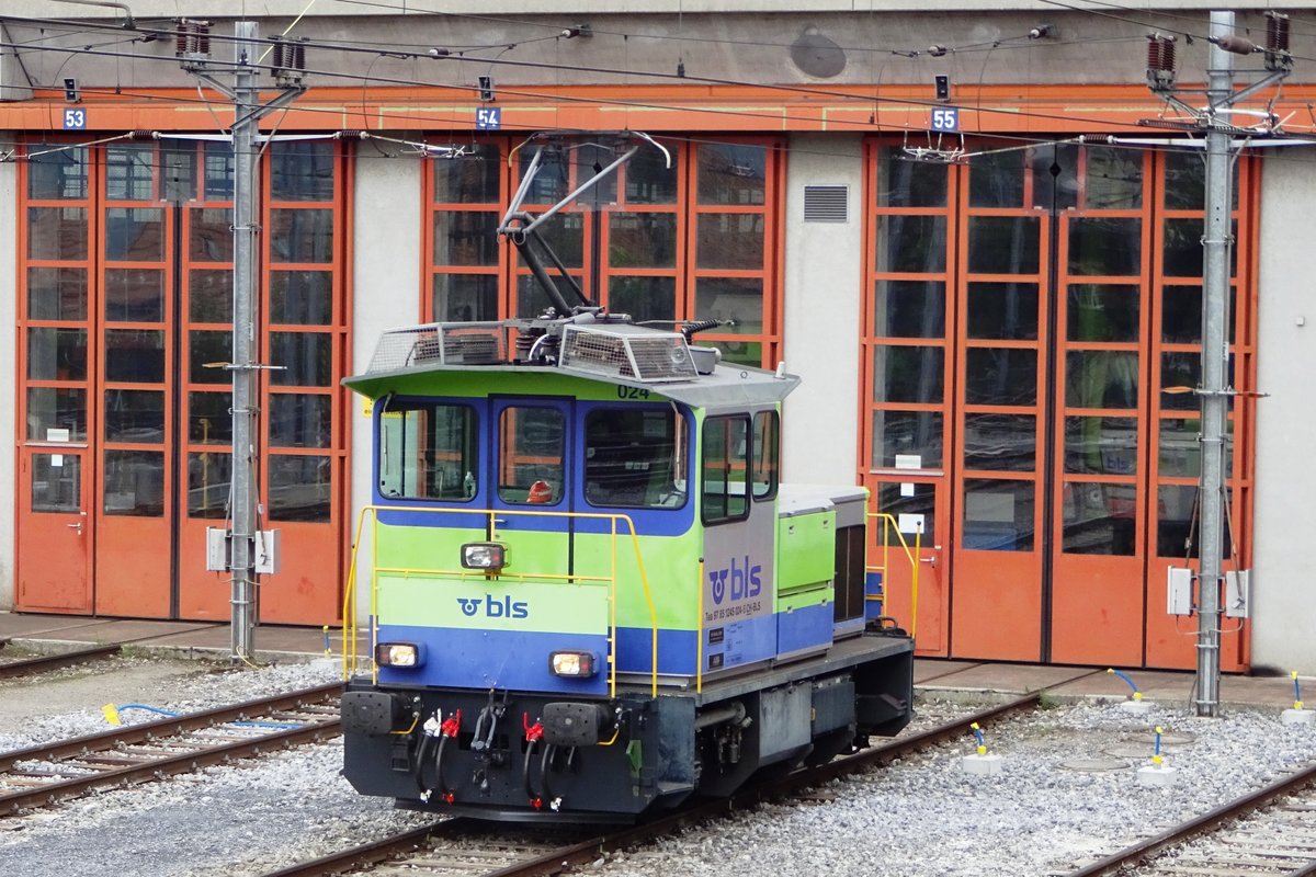 BLS 245 024 steht vor der Lokschupen in Spiez am 27 Mai 2019. 