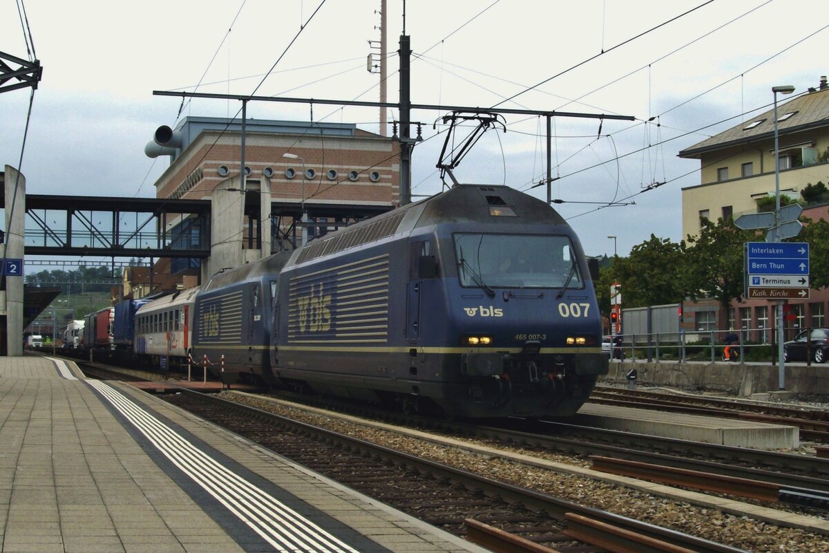 BLS 465 007 steht am 6 Juni 2009 in Spiez.