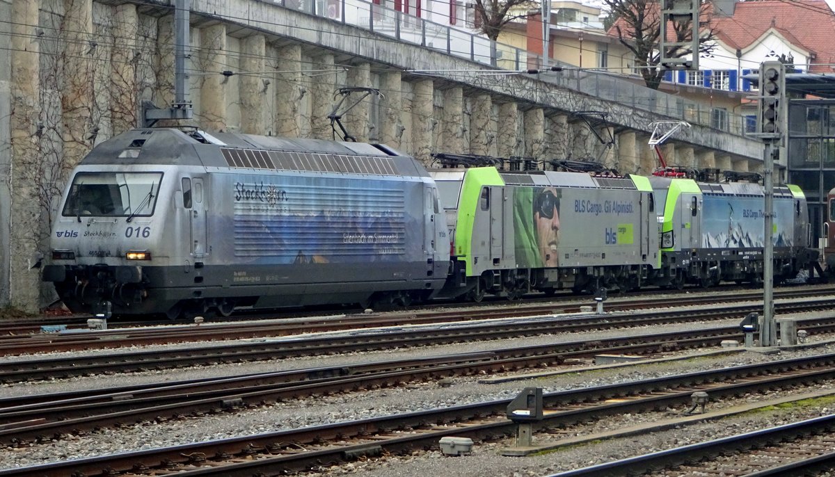 BLS 465 016 steht abgestellt in Spiez am 1 Januar 2020.