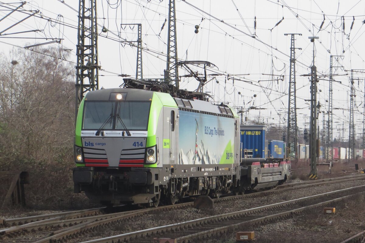 BLS 475 414 zieht ein KLV nach Gekkengraaf am 9.Februar 2023 durch Emmerich.