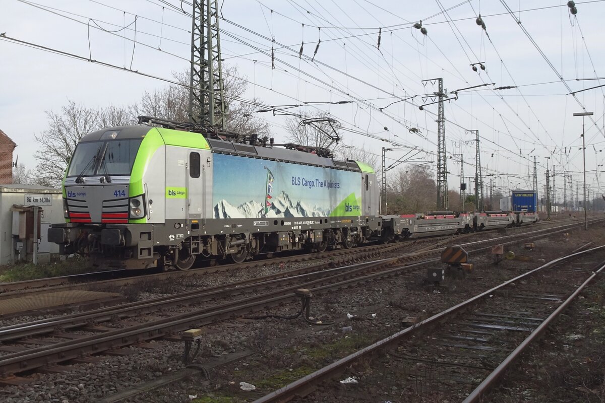 BLS 475 414 zieht ein KLV nach Gekkengraaf am 9.Februar 2023 durch Emmerich.