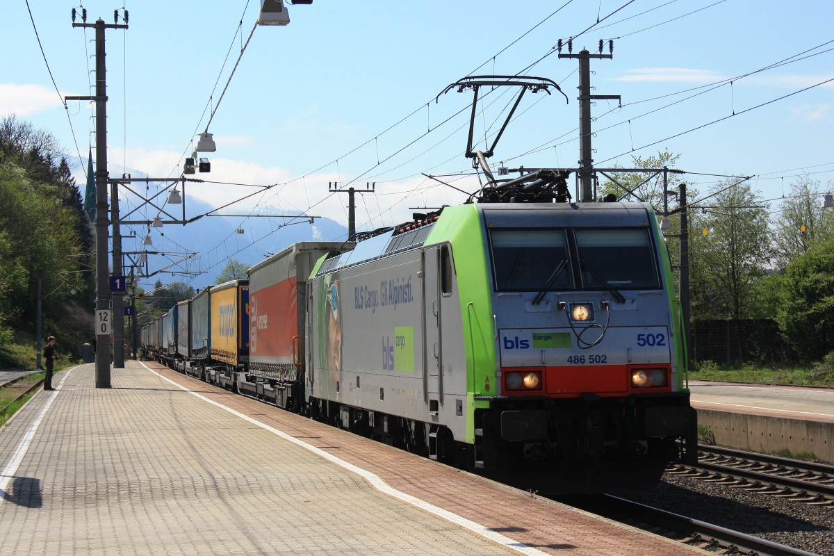 BLS 486 502 war am 19. April 2014 bei Brixlegg in Richtung Kufstein unterwegs.