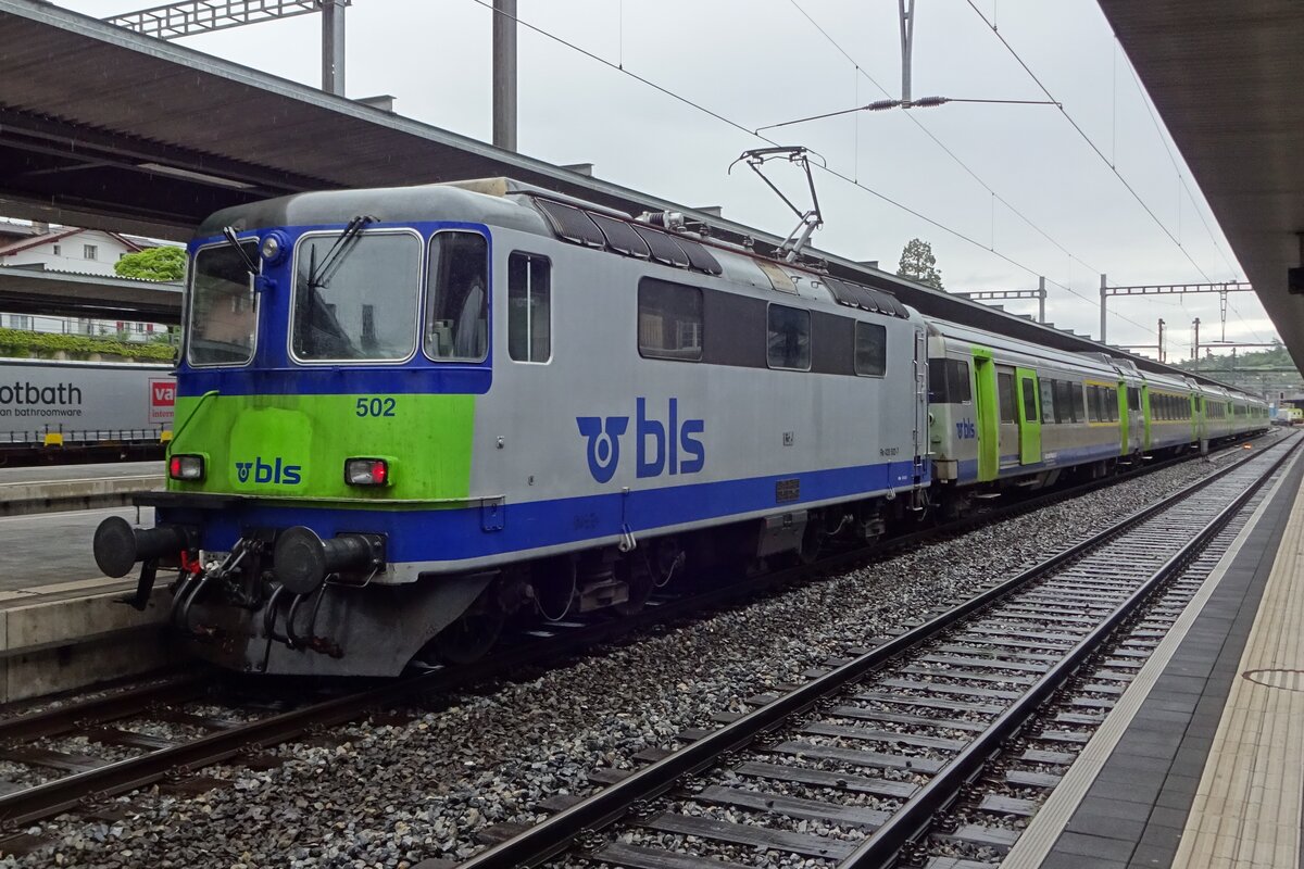 BLS 502 steht am 28.Mai 2019 mit ein RE nach Zweisimmen in Spiez.