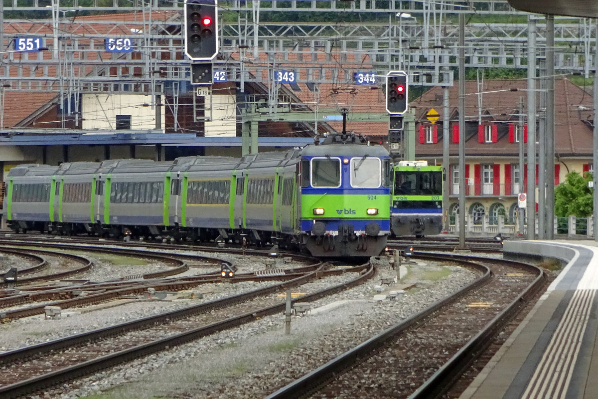 BLS 504 rangiert ein RE in SPiez am 27 Mai 2019.