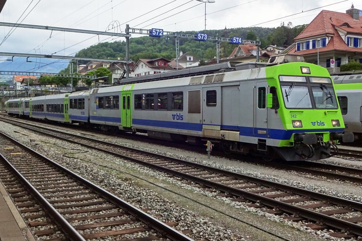 BLS 742 macht am 27 Mai 2019 Pause in SPiez. 