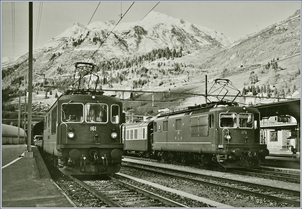 BLS Autoverlad Gschenen - Airolo. Lange Jahre, bis zu Erffnung des Gotthard Strassentunnels 1981 betrieben die SBB einen Autoverlad durch den Gotthardtunnel. Als dann im Herbst 2001 nach einem Unfall den Strassentunnel fr gut zwei Monate gesperrt werden musste, zog die BLS einen Autoverlad auf. 
BLS Re 4/4 161 und 178 in Airolo.
Analogbild vom November 2001