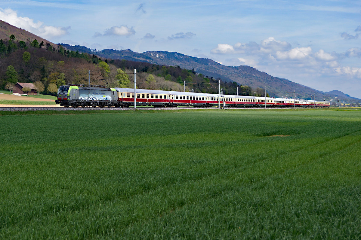 BLS: BLS Cargo Lokomotive im Personenverkehr:
AKE Rheingold Basel-Domodossola mit Re 475 Vectron X4E bei Oberbuchsiten am 13. April 2017.
Foto: Walter Ruetsch 