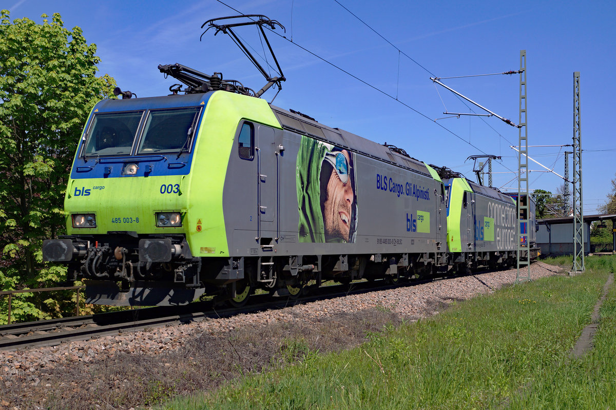 BLS CARCO LOKOMOTIVEN in Deutschland: Eine Doppeltraktion Re 485 mit einer ROLA auf dem Verbindungsgeleise Haltingen-Weil am Rhein am 6. Mai 2016. An der Spitze des Zuges war die Re 485 003-8 eingereiht.
Foto: Walter Ruetsch