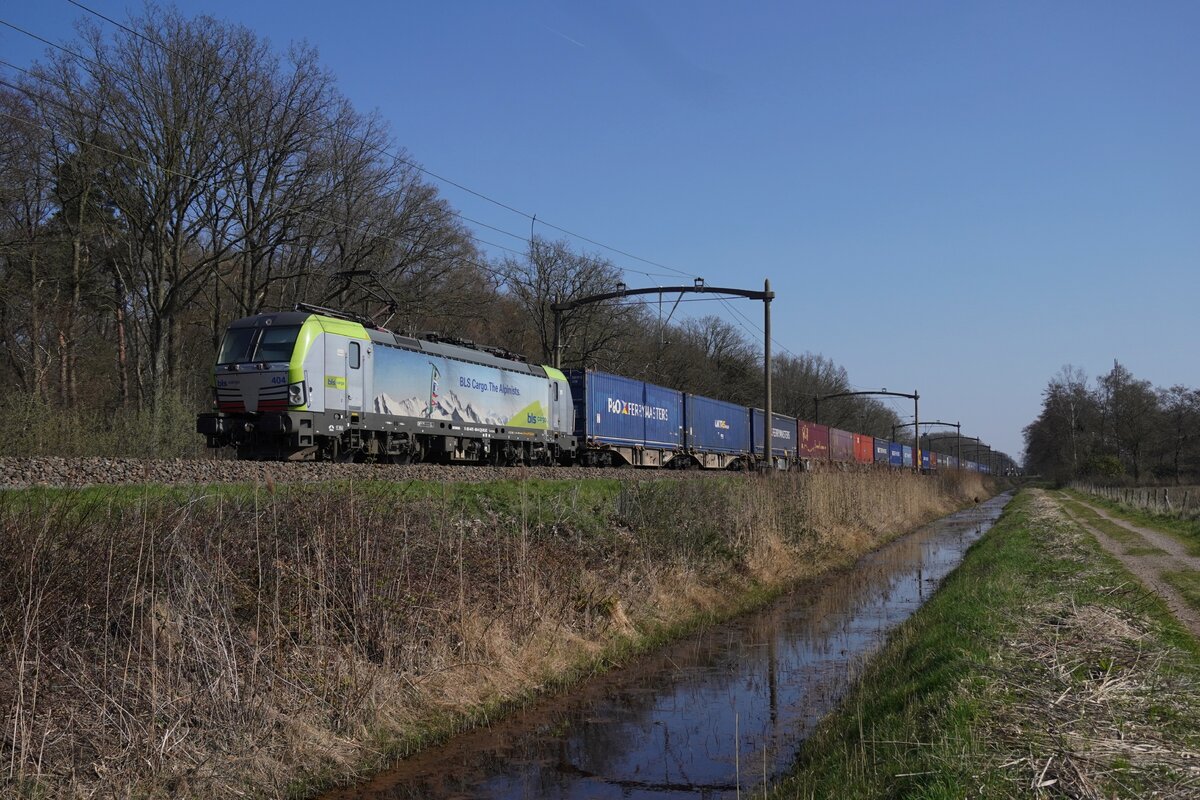 BLS Cargo 475 404 zieht ein Containerzug bei Tilburg Oude Warande am 18 März 2026.