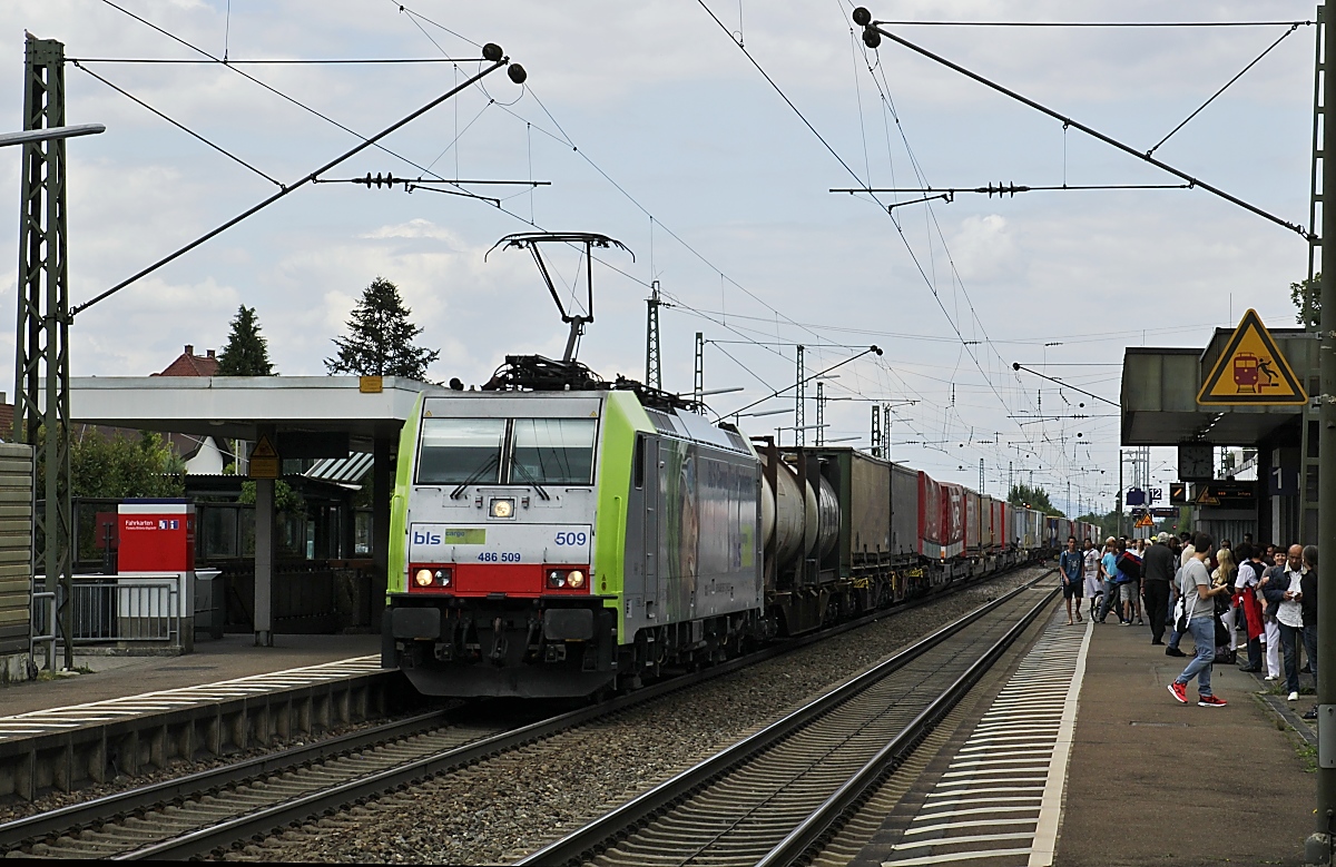 BLS Cargo 486 509 durchfährt am 30.07.2015 Bad Krozingen