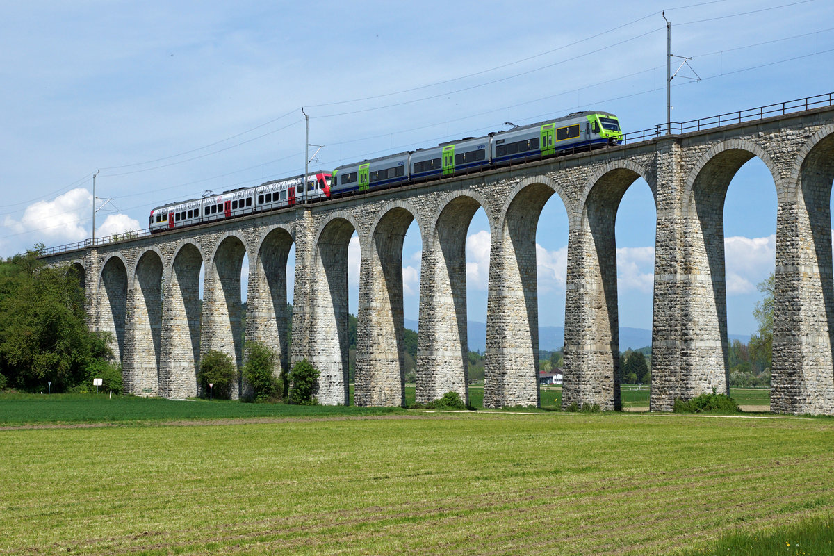 BLS: Die Regionalzüge Bern-Murten und Bern-Neuenburg fahren vereint bis Kerzers. Fotografiert wurde die Doppeltraktion RABe 525  NINA  beim Passieren des Gümmenen Viadukts am 7. Mai 2016.
Foto: Walter Ruetsch 