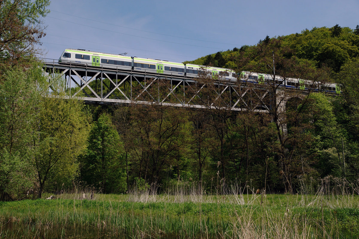 BLS: Die Regionalzüge Neuchâtel-Bern und Murten-Bern fahren ab Kerzers gemeinsam nach Bern. Fotografiert wurde die Doppeltraktion RAbe 525  NINA  noch mit dem alten Anstrich auf dem Gümmenen Viadukt am 7. Mai 2016.
Foto: Walter Ruetsch