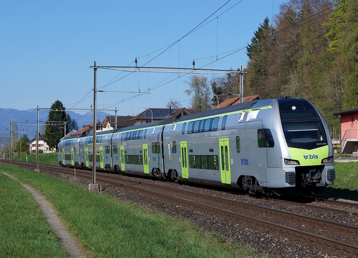 BLS: Doppelstock Niederflurzug als RE Biel-Bern mit BLS RABe 515 (MUTZ) bei Busswil am 19. April 2015.
Foto: Walter Ruetsch