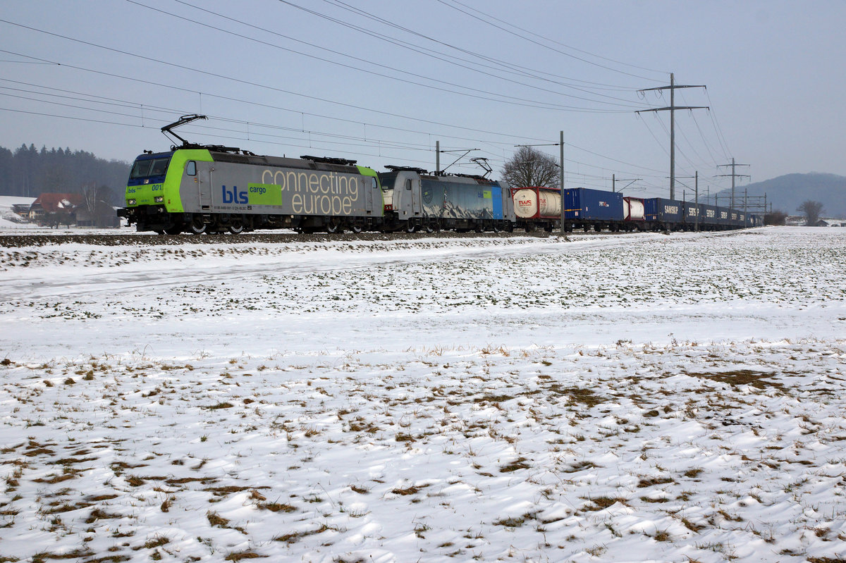 BLS: Doppeltraktion bestehend aus 485 001-2 und 186 105 bei Bettenhausen am 28. Januar 2017.
Foto: Walter Ruetsch 