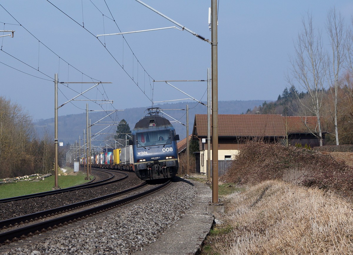 BLS: Gleich drei verschiedene Motive des selben Zuges vom gleichen Fotostandort aus. Die Aufnahme des BLS-Güterzuges mit einer blauen Re 465-Doppeltraktion entstand am 18. März 2015 bei Murgenthal. An der Spitze des Güterzuges war die 465 008-1 engereiht.
Foto: Walter Ruetsch 