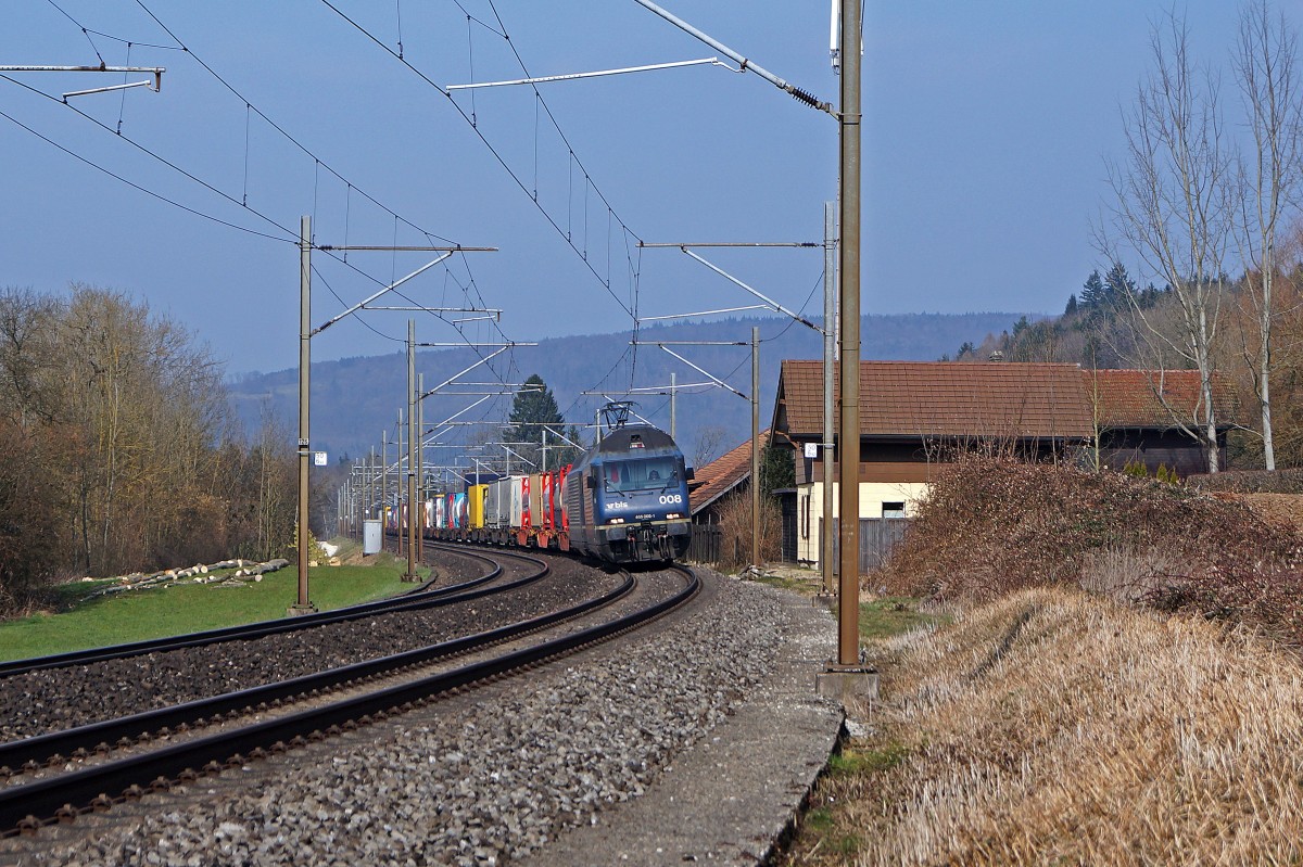 BLS: Gleich drei verschiedene Motive des selben Zuges vom gleichen Fotostandort aus. Die Aufnahme des BLS-Güterzuges mit einer blauen Re 465-Doppeltraktion entstand am 18. März 2015 bei Murgenthal. An der Spitze des Güterzuges war die 465 008-1 engereiht.
Foto: Walter Ruetsch 