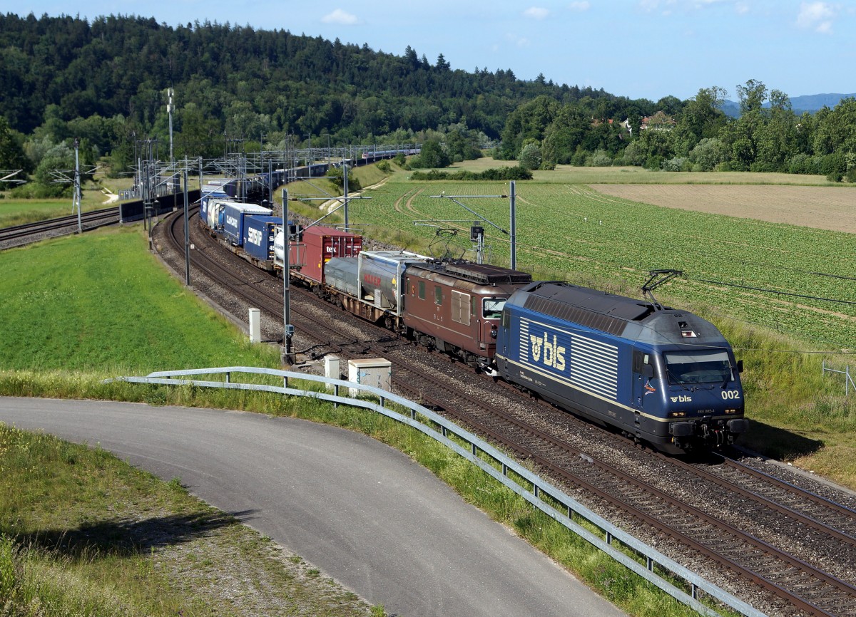 BLS: Güterzug mit Doppeltraktion Re 465 002 und einer Re 425 bei Roggwil am 2. Juni 2015.
Foto: Walter Ruetsch