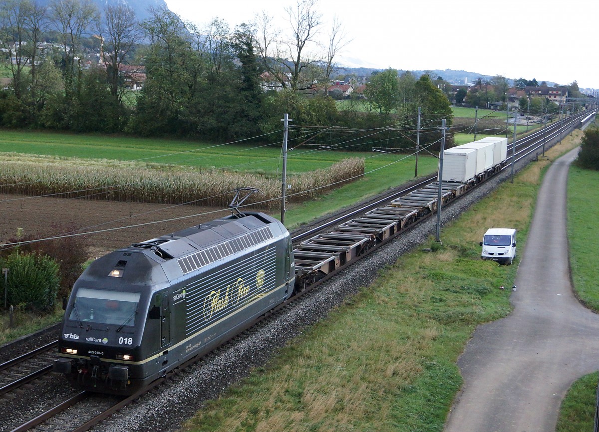 BLS: Nebst der BLS Re 465 003-2 existiert auch noch eine weitere schwarze BLS Re 465 018-0, die ich am 21. Oktober 2014 bei sehr schlechter Witterung zwischen Solothurn und Biel im Bilde festhalten konnte. Sie war im Dienste von railCare in Richtung Westschweiz unterwegs.
Foto: Walter Ruetsch 