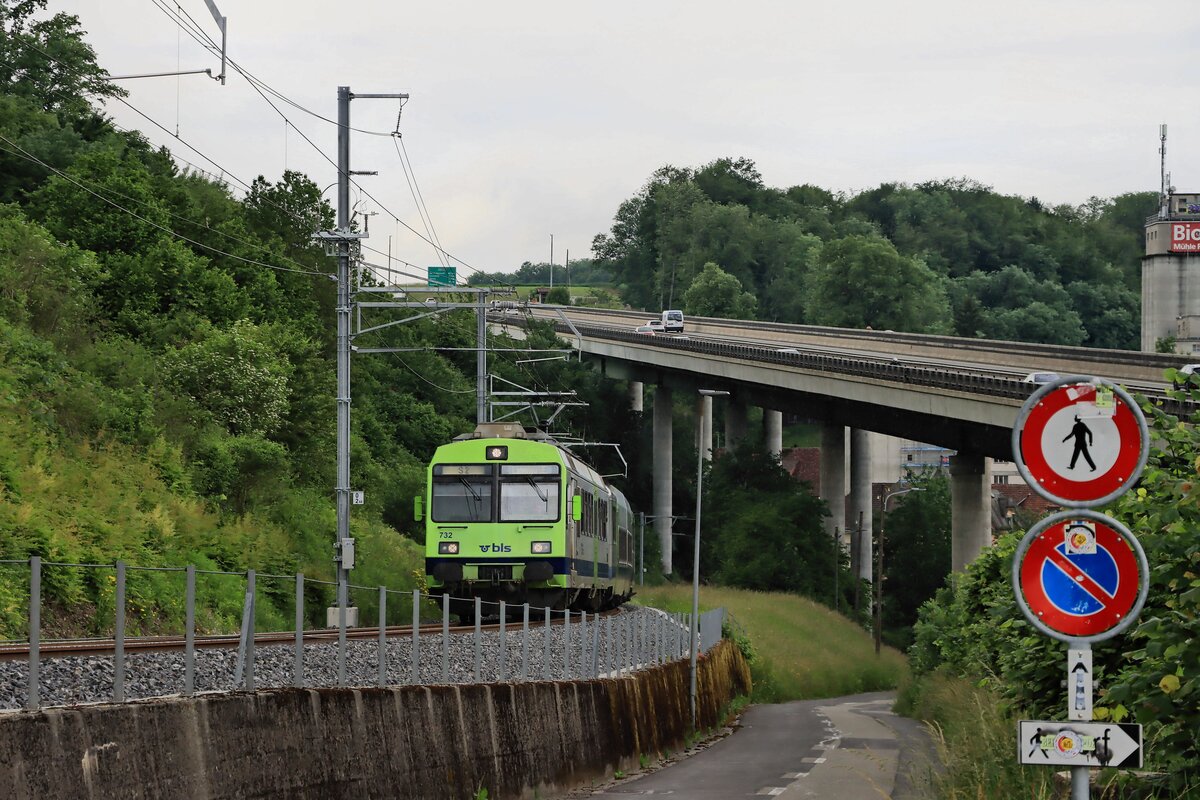 BLS NPZ mit Triebwagen 732 im steilen Aufstieg von Flamatt Dorf (Sensetalbahn) nach Flamatt. 8.Juni 2021
