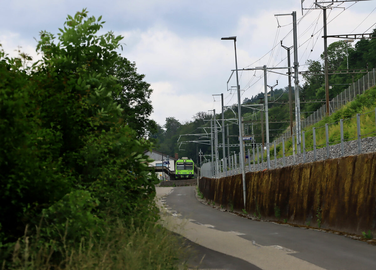BLS NPZ Steuerwagen 975 wartet scheinbar auf den Sprung ins Leere.  Hoch oben  in der Station Flamatt kommt er bald die Steilrampe nach Flamatt Dorf herunter. 8.Juni 2021 