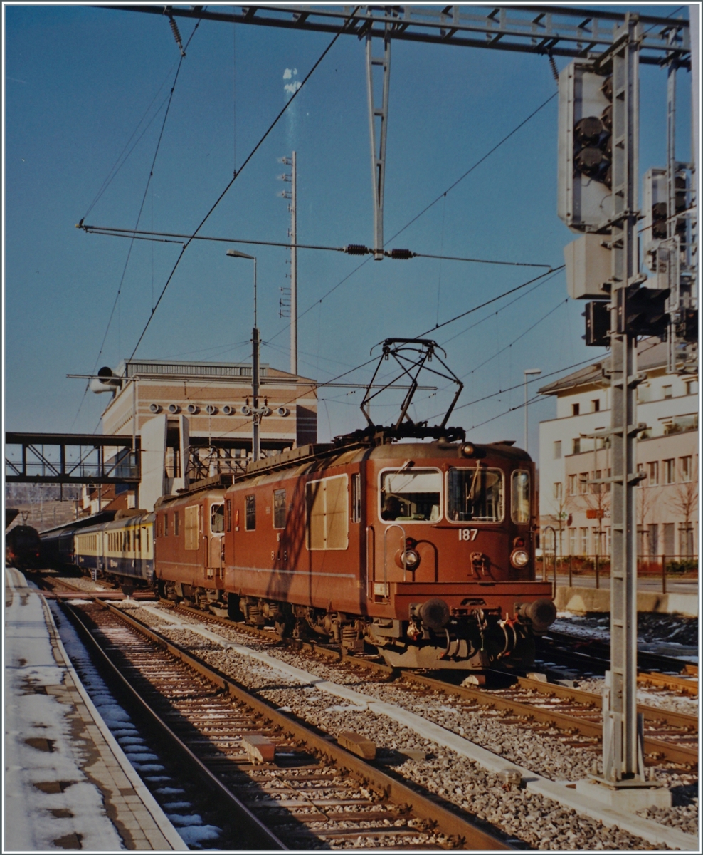 BLS Re 4/4 181 - 189 ab 1974; die BLS Re 4/4 187  Mund  und eine weitere sind mit einem Reisezug in Spiez unterwegs. 

Analogbild vom 13. Jan. 2000