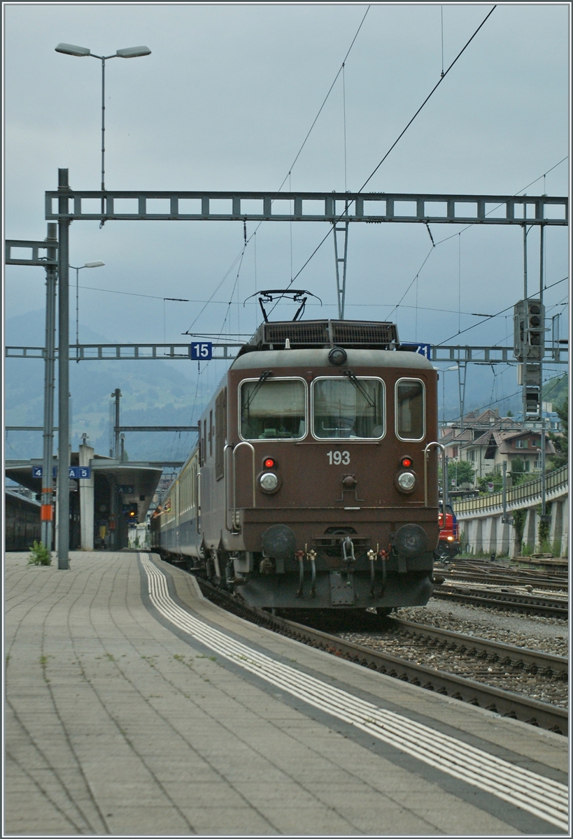BLS Re 4/4 190 - 195 ab 1982; die BLS Re 4/4 193  Steg  wartet in Spiez mit einem RE nach Interlaken Ost auf die Abfahrt. 

29. Juni 2011