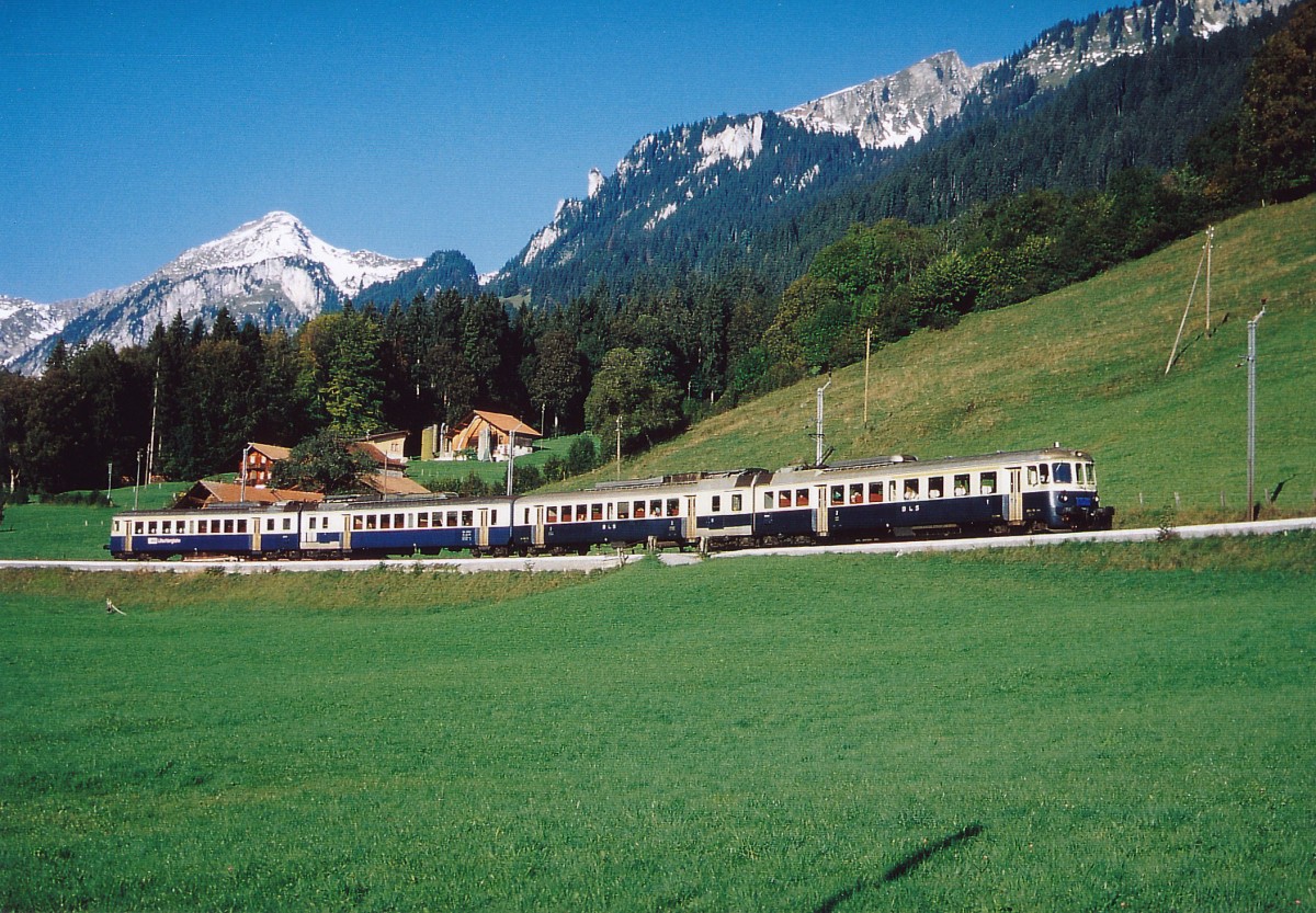 BLS: Regionalzug nach Zweisimmen mit ABDe 4/8 749-750 (1957) bei Oberwil i.S. im Jahre 2002.
Foto: Walter Ruetsch