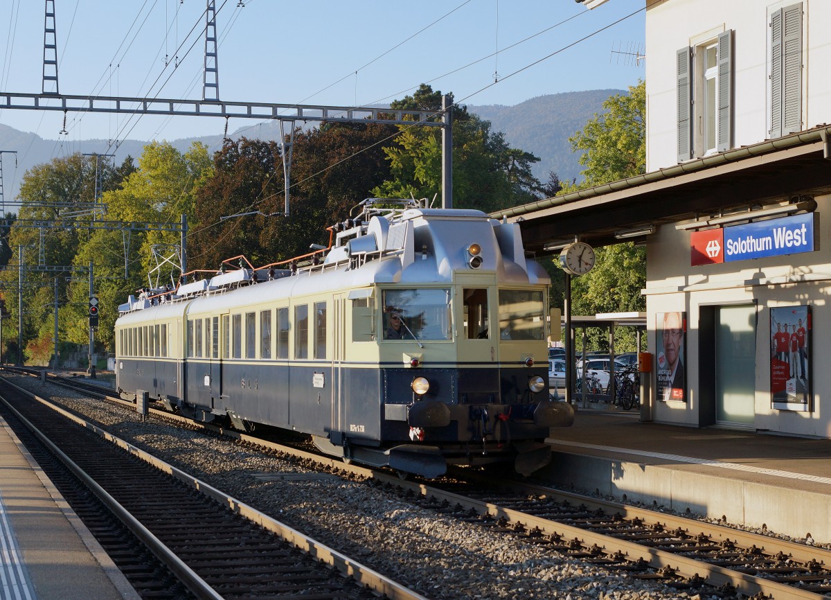 BLS: Sonderzug mit dem  BLAUEN PFEIL  BCFe 4/6 736 beim Passieren des Bahnhofs West in Solothurn am 1. Oktober 2015.
Foto: Walter Ruetsch