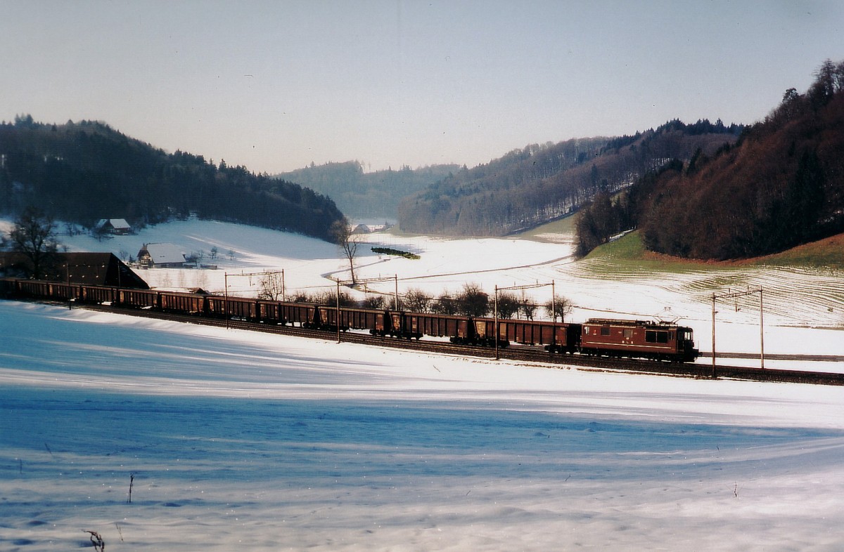 BLS: Winterstimmung vom Februar 2005 bei Wynigen mit einem BLS Güterzug im Gegenlicht, geführt von einer Re 425.
Foto: Walter Ruetsch 