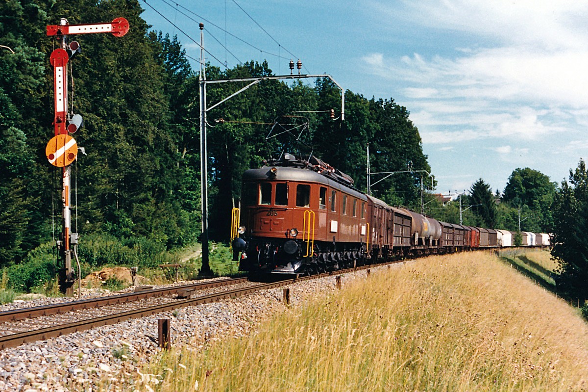 BLS/SBB: Noch im August 1987 standen auf der SBB-Strecke Bern-Biel bei Schüpfen und Suberg-Grossaffoltern alte  Flügelsignale  im Einsatz. BLS Ae 6/8 205 mit Güterzug Bern-Biel bei Suberg-Grossaffolter in Richtung Biel unterwegs.
Foto: Walter Ruetsch 