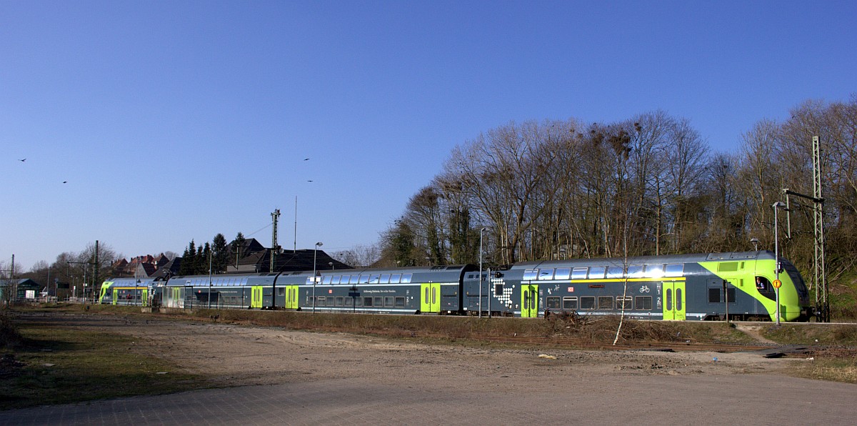 Bombardiers hochmoderne S-Bahn...hm...ein Twindexx als RE7 nach Hamburg beim Halt in Schleswig..05.04.2020