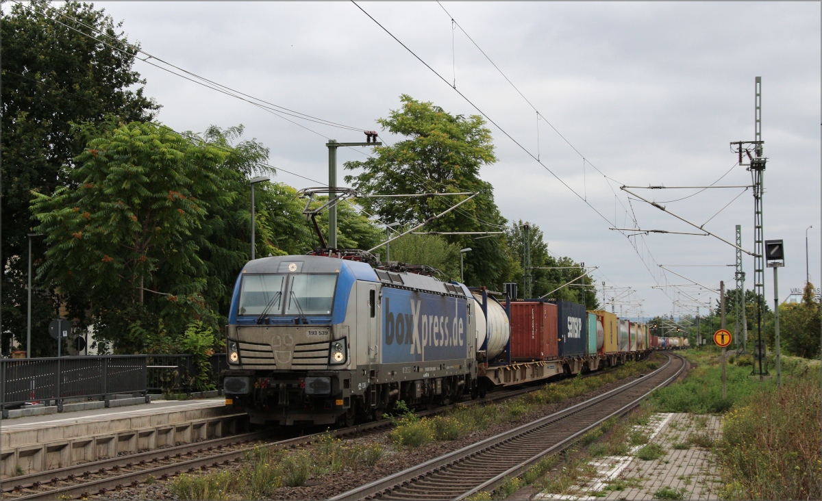 BoxXpress 193 539 mit Containerzug in Richtung Norden am 16.09.21 in Geisenheim