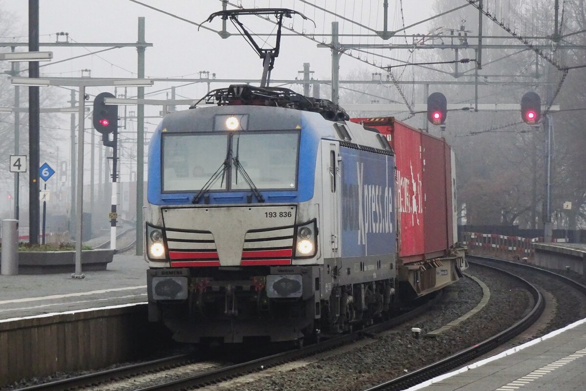 BoxXpress 193 836 DBC 189 083 schleppt ein KLV durch Blerick am mistigen 16.Dezember 2021.