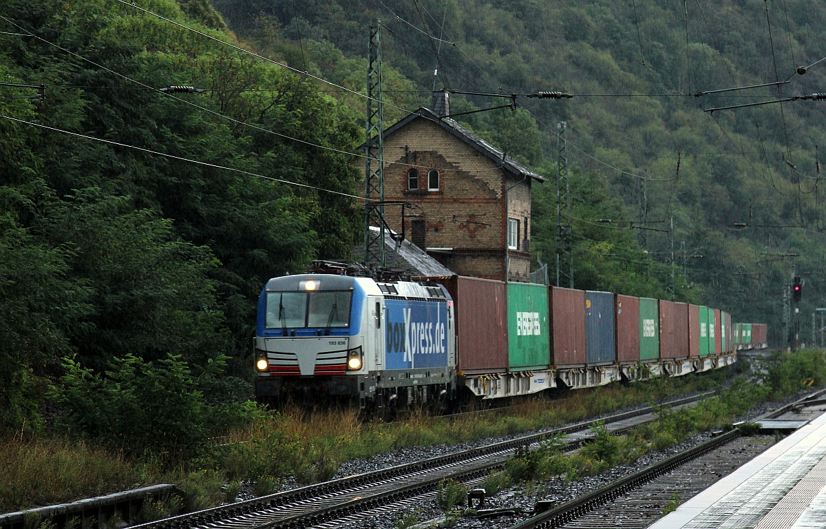 BoxXPress 193 836 mit Containerzug gen Norden. Kaub 15.09.2021