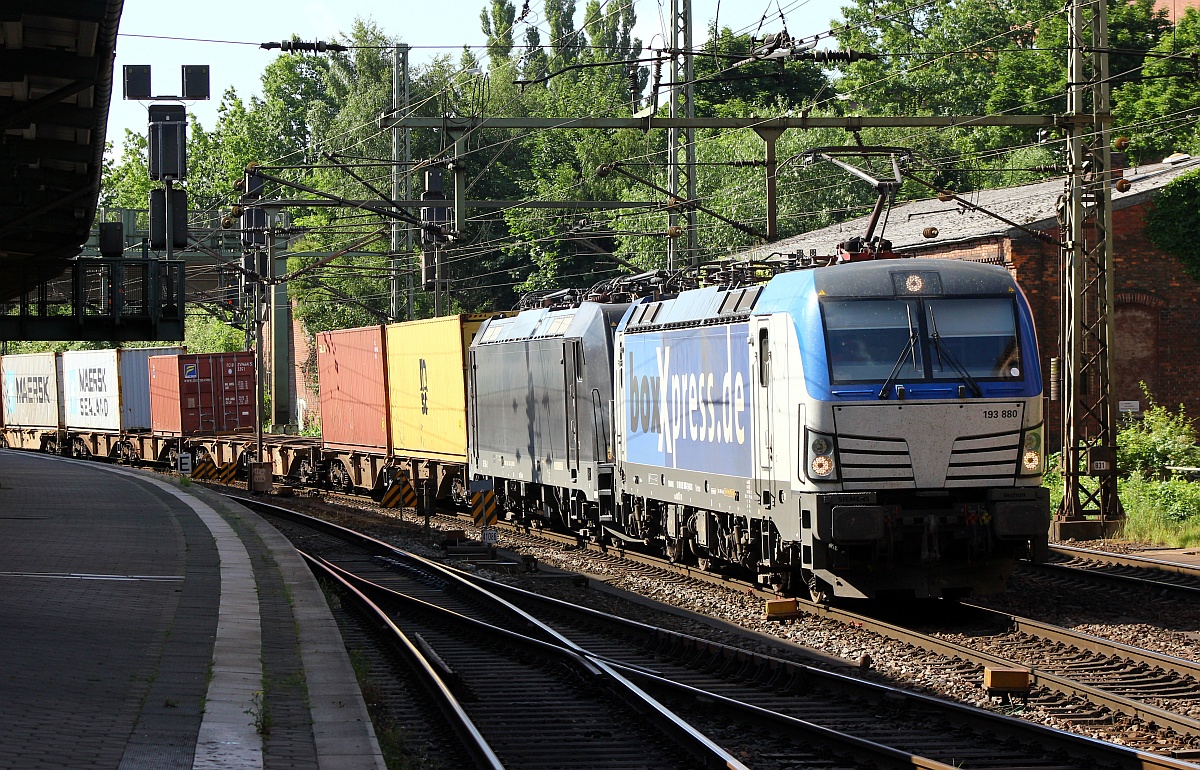 BoxXpress 193 880-2 hat hier die 185 546-2 und nen langen Containerzug am Haken auf dem Weg in den Hamburger Hafen. Hamburg-Harburg 06.07.2015